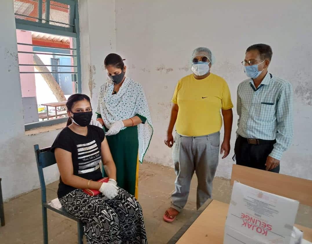 वैक्सीनेशन के लिए उत्साहित युवा शहरी केंद्र छोड़ गांव की ओर दौड़े, टीके से वंचित रह गए ग्रामीण युवा