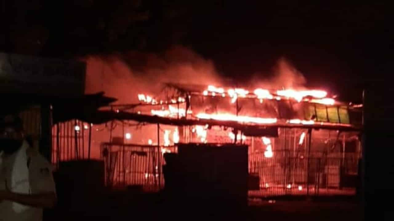 ग्वालियर: सब्जी मंडी की 30 दुकानों में लगी आग, मशक्कत के बाद फायर ब्रिगेड ने पाया काबू