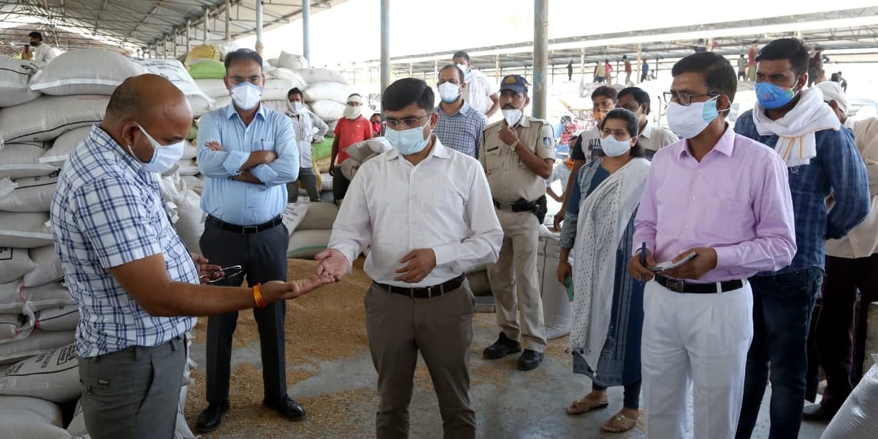 दमोह : कलेक्टर ने किया गेहूं खरीदी केंद्रों का निरीक्षण, बोले- व्यवस्थित प्लान तैयार
