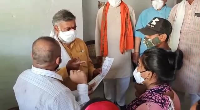 प्रहलाद पटेल ने की कोरोना से माता पिता को खो चुके बच्चों से मुलाकात