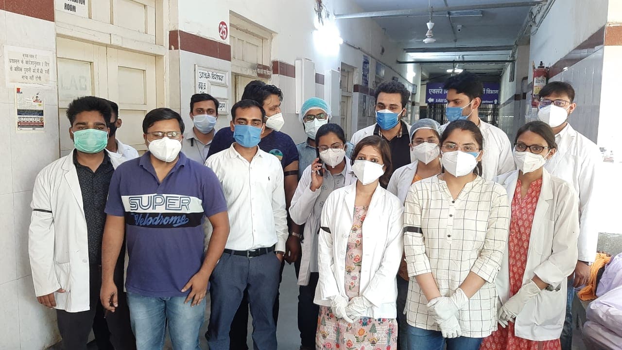काली पट्टी बांधकर जूनियर डॉक्टर्स ने जताया विरोध, 1 जून से इमरजेंसी सेवाएं करेंगे बंद