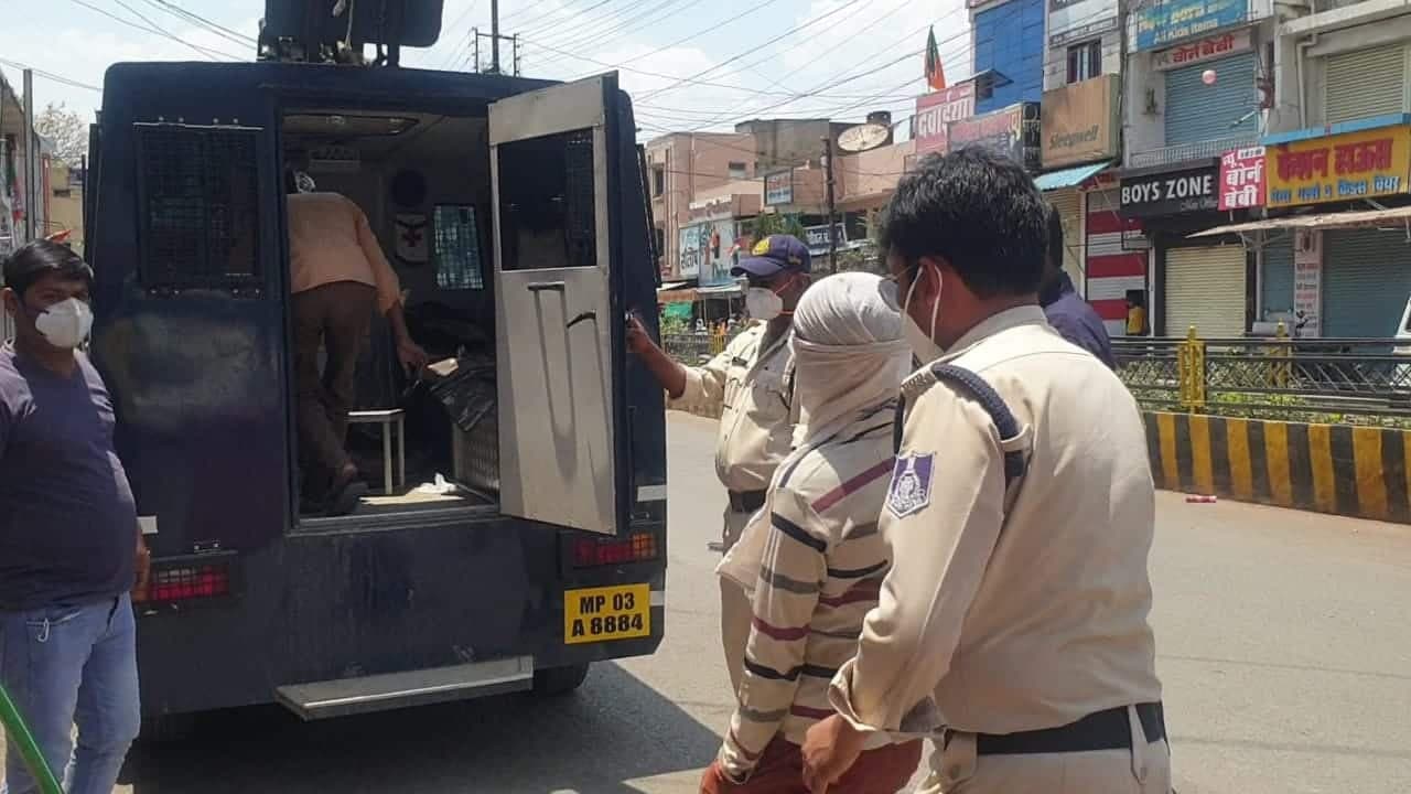 दमोह: अस्थाई जेल में भेजे जा रहे फालतू घूमने वाले लोग