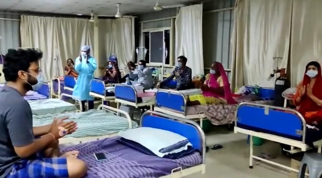 सिंगिंग थैरेपी से कोरोना मरीजों का मनोबल बढ़ा रहे डॉक्टर, कारगर साबित हो रहा तरीका