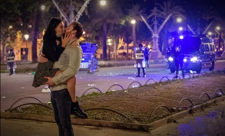 लॉकडाउन खुलते ही जश्न शुरू, सड़कों पर हुआ डांस, कपल्स ने किया एक दूसरे को Kiss