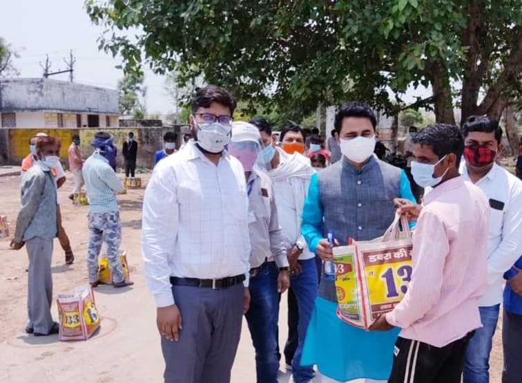 दतिया : भाजयुमो नेता ने जरूरतमंदों को बांटे राशन सामग्री के पैकेट