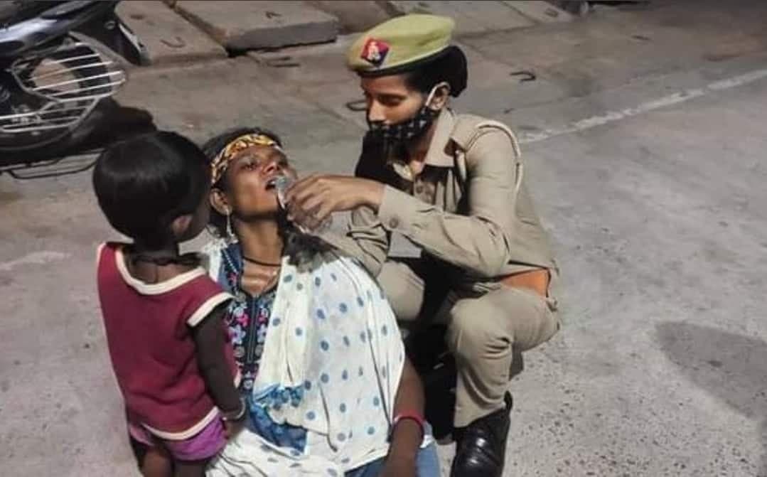सड़क पर बेसुध होकर गिर पड़ी मां, रोने लगा बच्चा, फिर महिला कॉन्स्टेबल ने की मदद