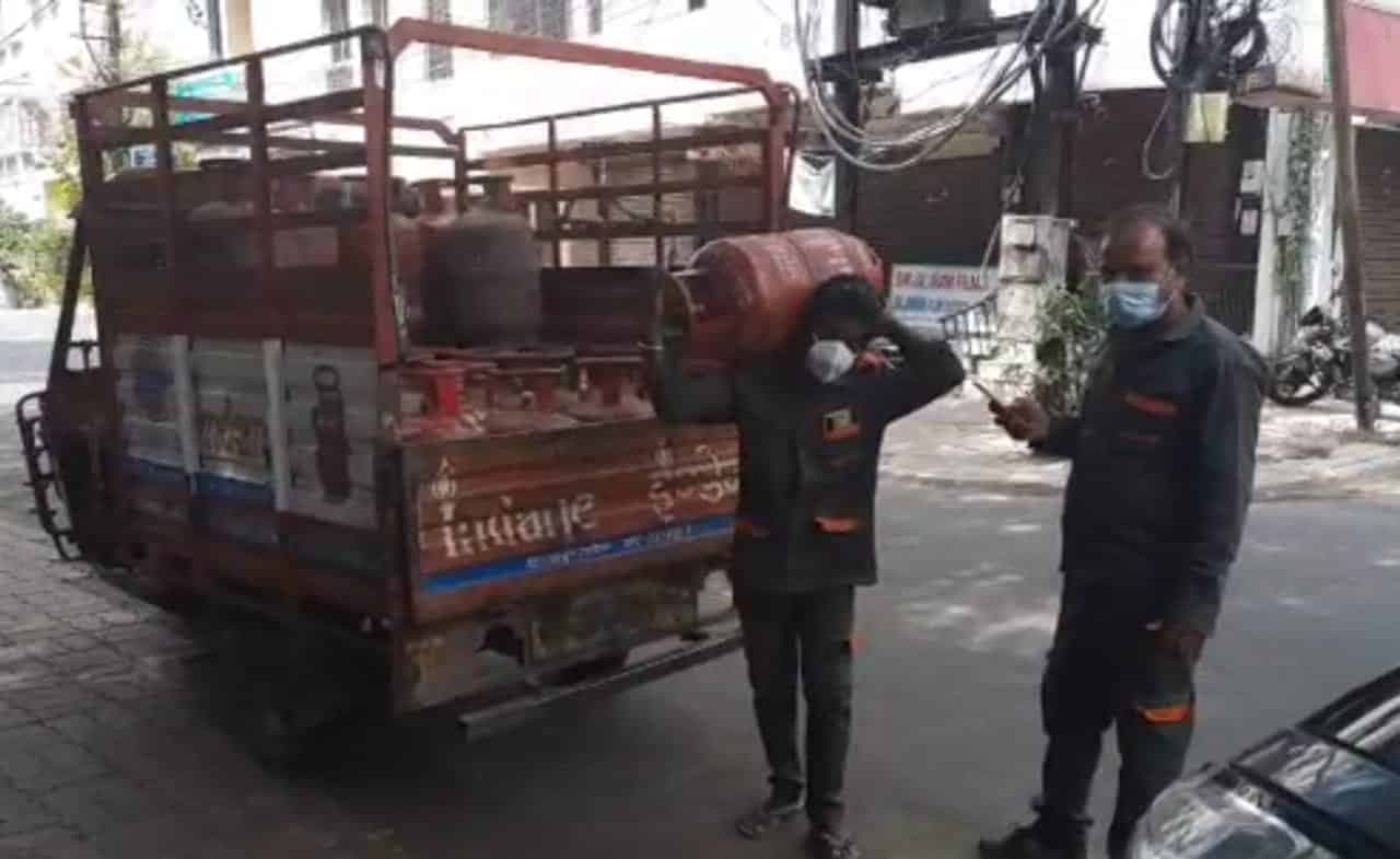 इंदौर : क्या डिलेवरी बॉय बन रहे कोरोना का खतरा? जिम्मेदारों के पास नहीं जवाब