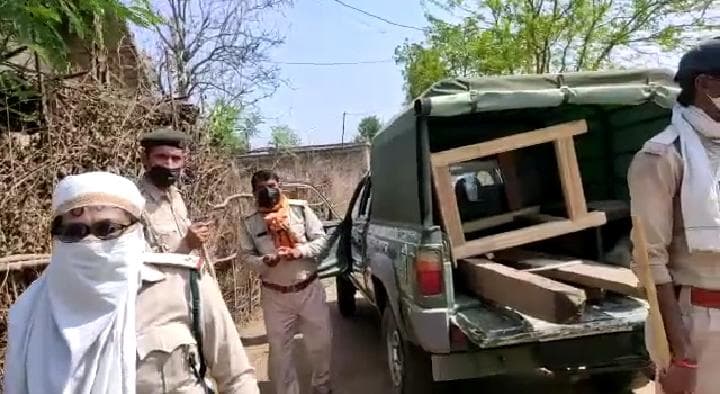 रायसेन में वन विभाग की छापामार कार्रवाई, इमारती लकड़ी बरामद, औजार जब्त