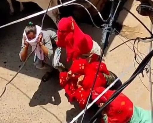 कोरोना कर्फ्यू में लड़कियों से लगवाई उठक-बैठक, वीडियो वायरल