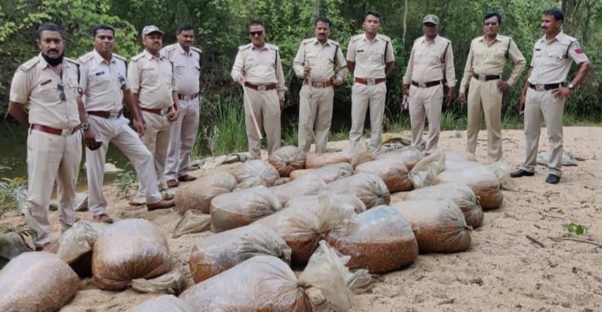 बड़ी मात्रा में महुआ लहान जब्त, आबकारी पुलिस की कार्रवाई