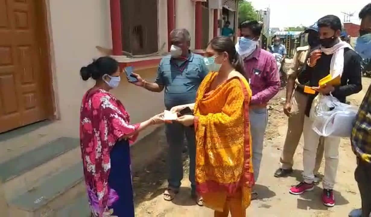 राजगढ़ : वैक्सीनेशन के लिए घर घर जाकर SDM दे रहीं ‘पीला चावल’