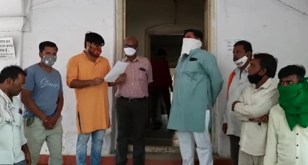 Dewas: पशु हाट लगाए जाने की मांग को लेकर प्रदेश कांग्रेस महामंत्री प्रदीप चौधरी ने सौंपा ज्ञापन