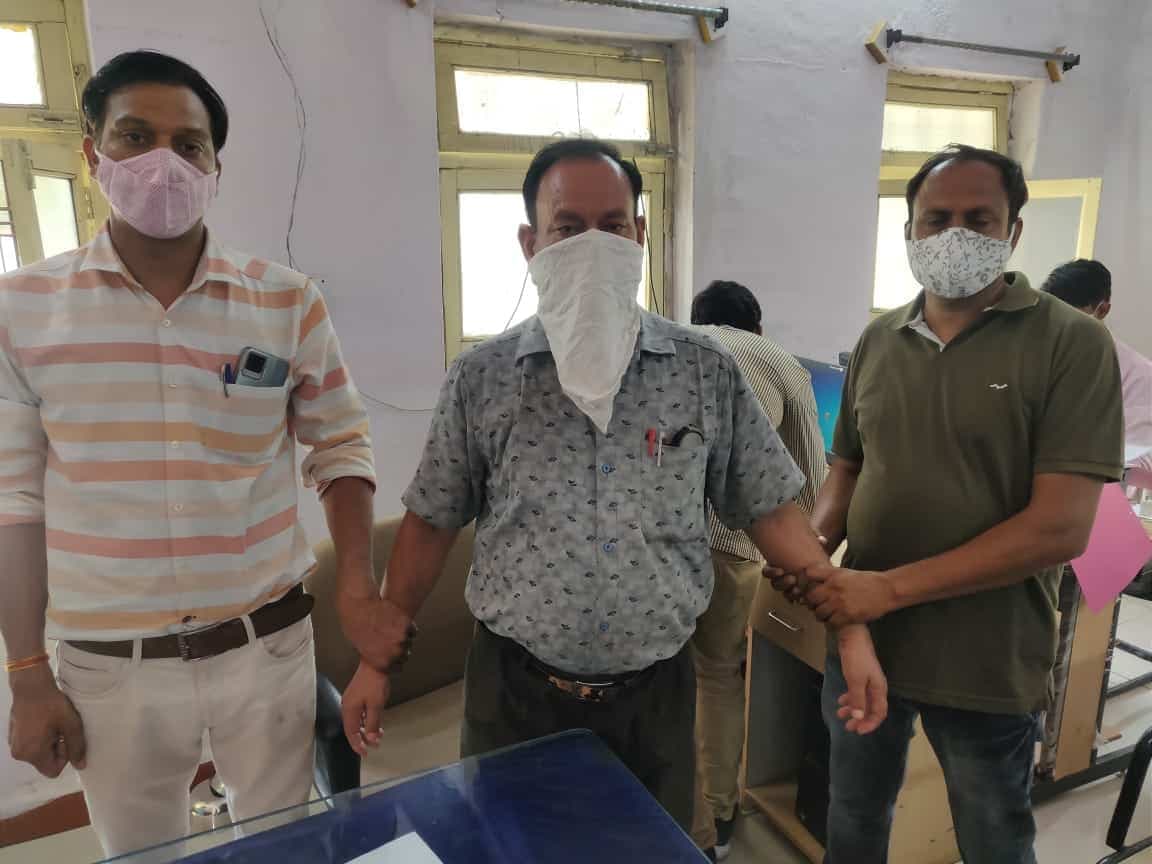 Ratlam News: लोकायुक्त के चंगुल में फंसे बड़े बाबू, रिश्वत लेते धराये रंगेहाथ