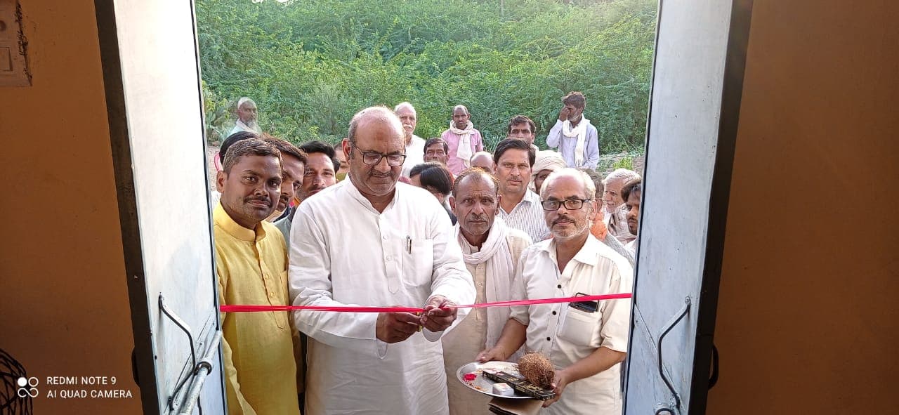 MP News: नेताजी, ऐसी क्या मजबूरी! ना मास्क – ना दूरी….