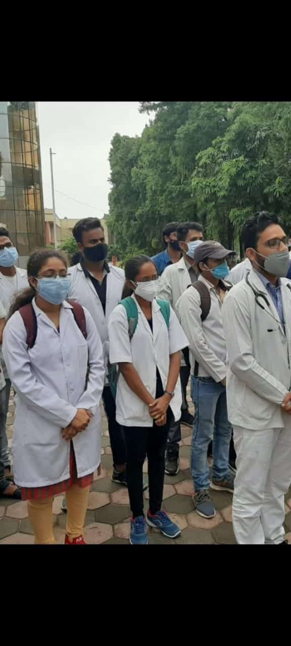 Jabalpur: अध्ययनरत डॉक्टरों ने मेनका गांधी के खिलाफ तैयार किया लीगल नोटिस, प्रदर्शन तेज