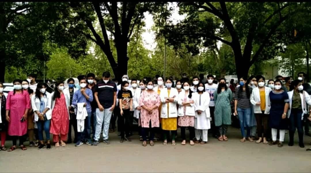 जूनियर डॉक्टर्स का समर्थन करना पड़ा महंगा, 46 सीनियर रेजिडेंट टर्मिनेट