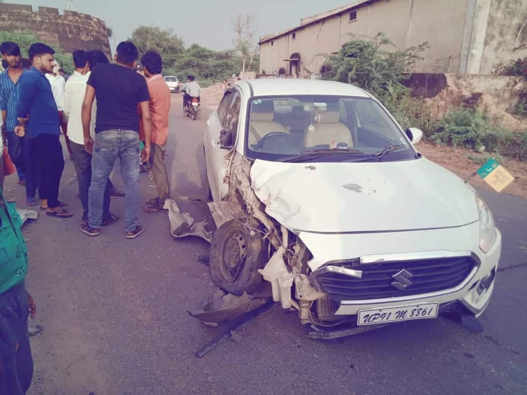 एक्सीडेंट : कार और ट्रैक्टर की जोरदार भिड़ंत, ट्रैक्टर चालक का कटा हाथ