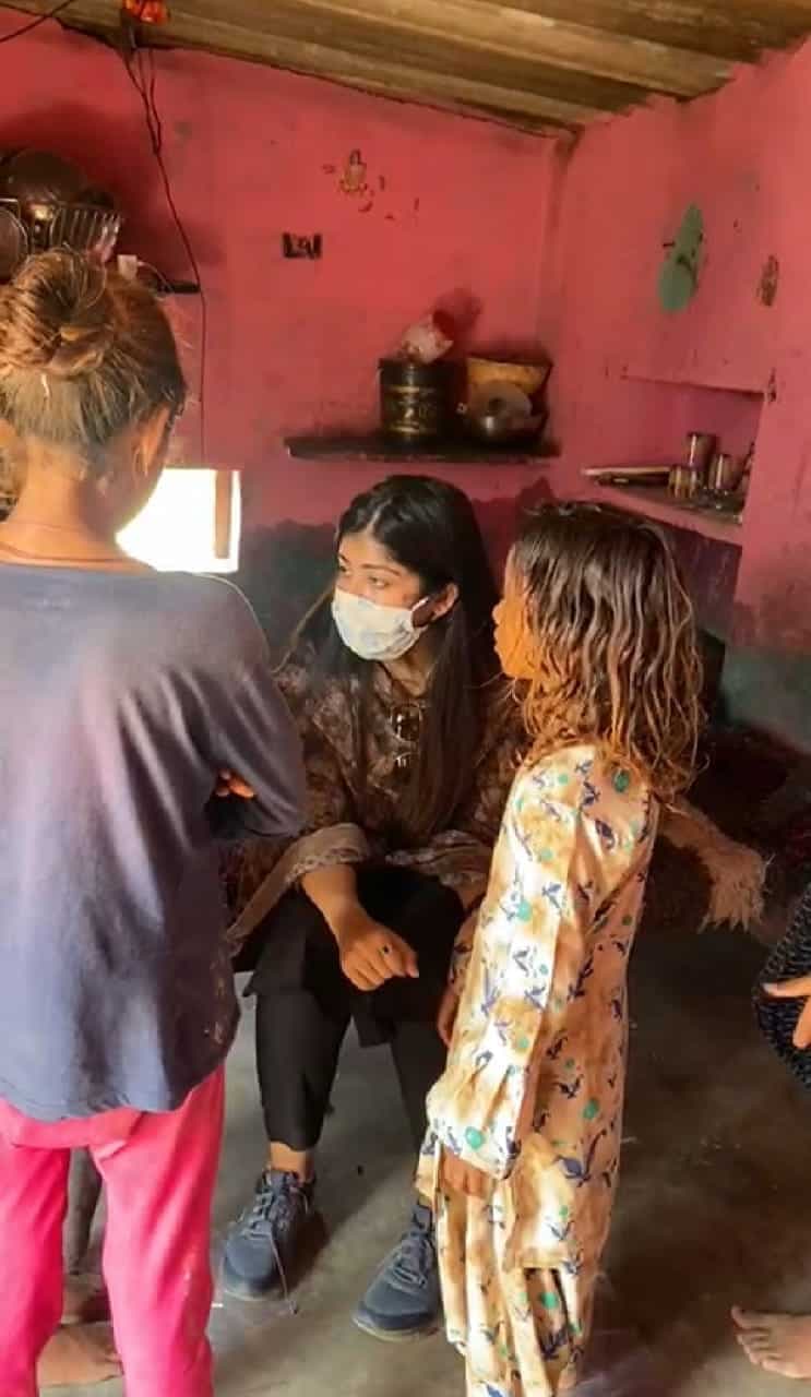 Datia: आबकारी अधिकारी ने कंजर बच्चों को दी ये समझाइश, वीडियो वायरल