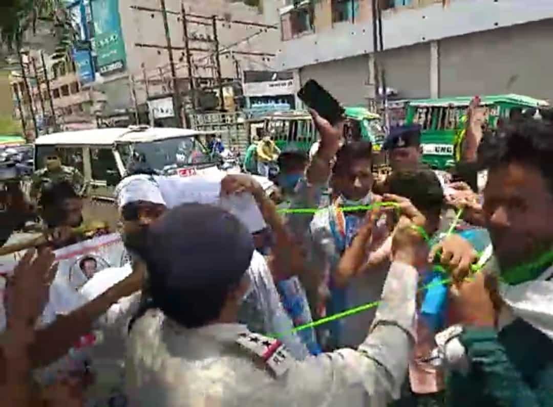 NSUI कार्यकर्ताओं ने किया फांसी लगाने का प्रयास!, पुलिस ने रोका गिरफ्तार किया