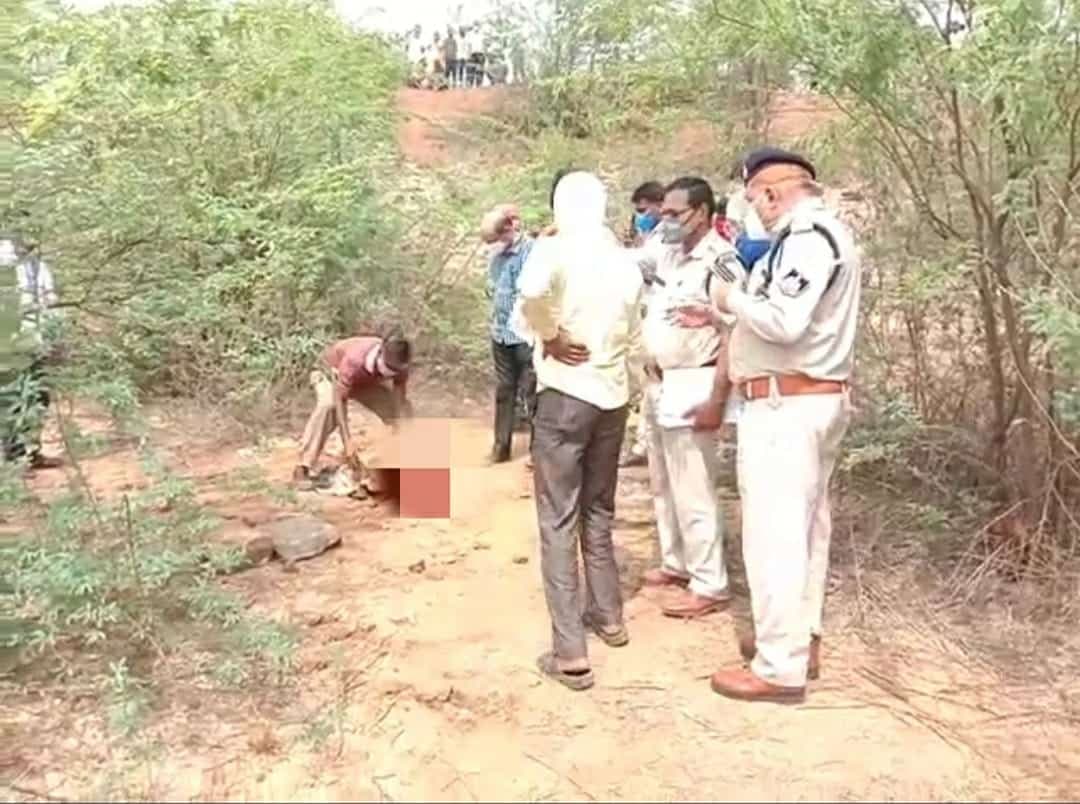 पत्थर के नीचे दबा मिला मासूम का शव, बुधवार दोपहर से था गायब