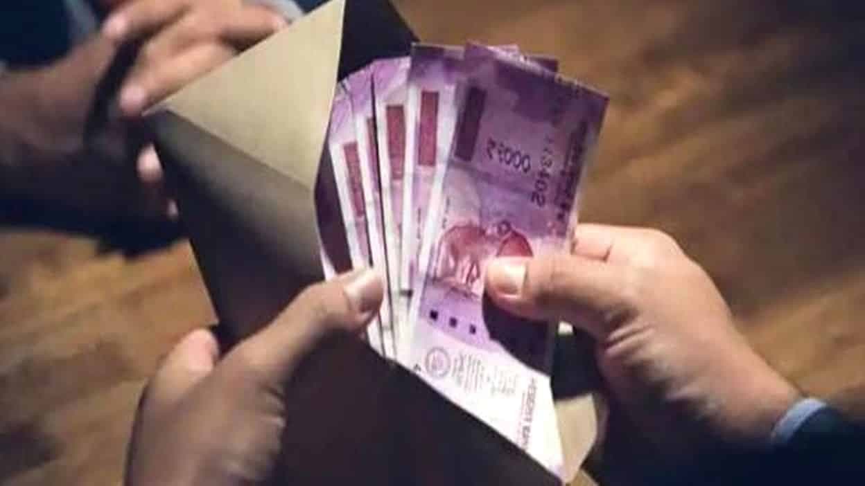 दतिया में रिश्वत लेते परियोजना अधिकारी रंगे हाथों गिरफ्तार, जानिए पूरा मामला