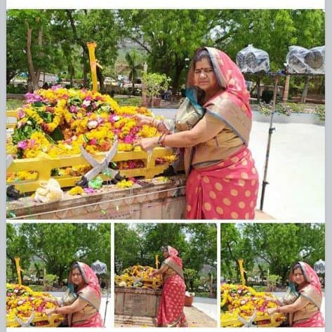 लक्ष्मीबाई की समाधि पर पहुंची इमरती, कांग्रेस ने कसा तंज