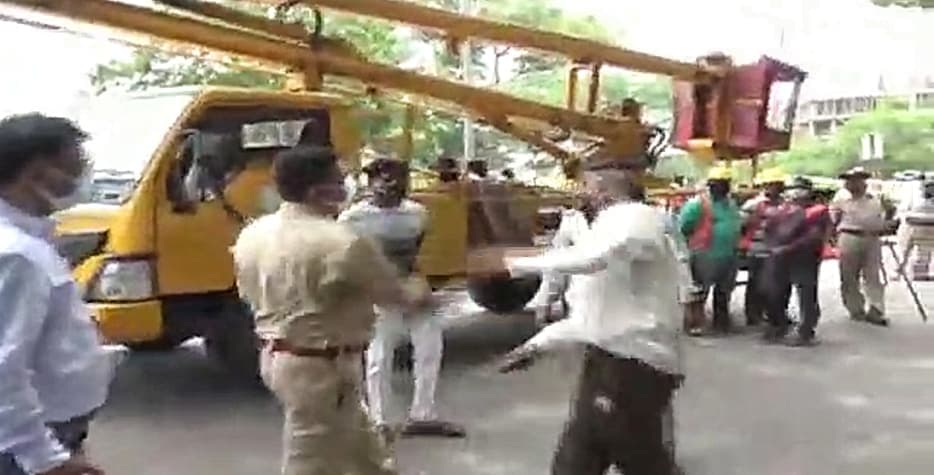 Indore : अतिक्रमण हटाओ कार्रवाई, सीएसपी ने अधेड़ को मारा थप्पड़, बोले- यहीं गाड़ दूंगा
