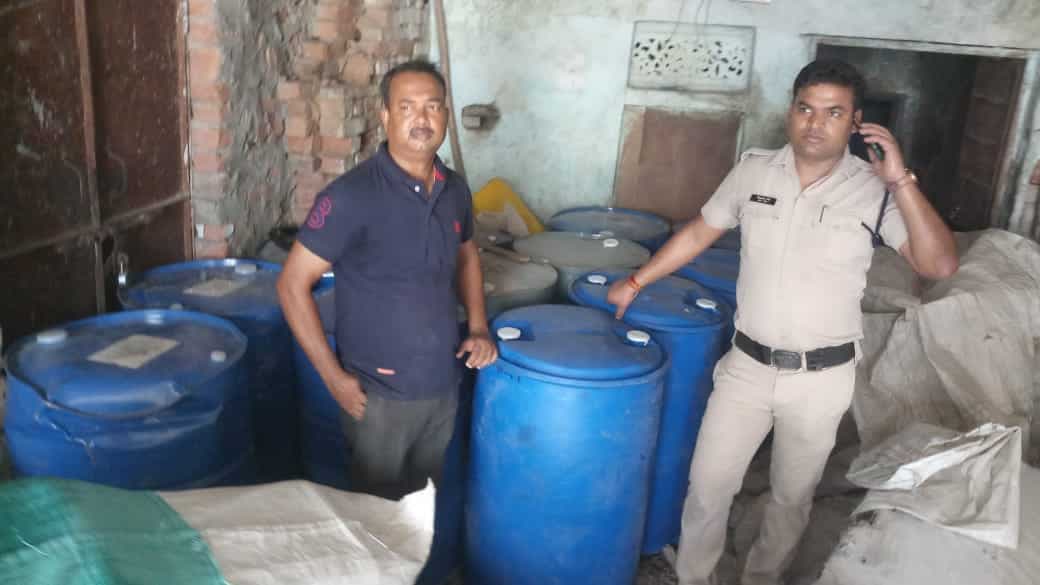 मुरैना पुलिस की छापामार कार्रवाई, सिंथेटिक दूध बनाने वाला केमिकल भारी मात्रा में जब्त