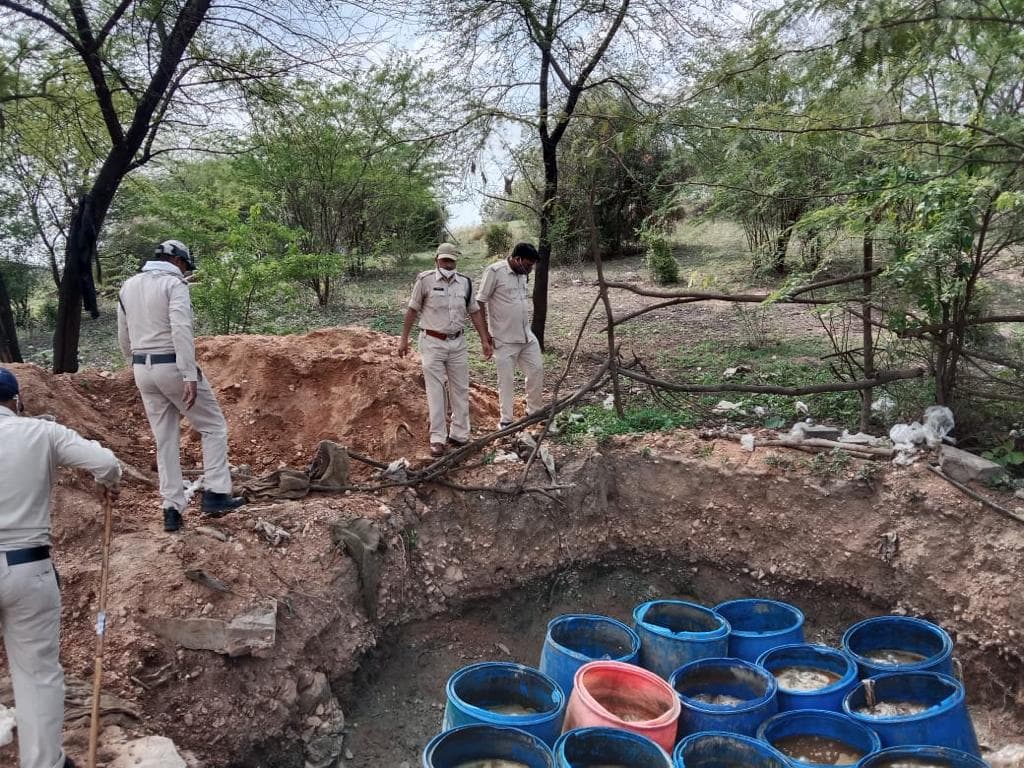 आबकारी विभाग ने साढ़े 11 लाख की कच्ची शराब जब्त की, आरोपी भागने में कामयाब
