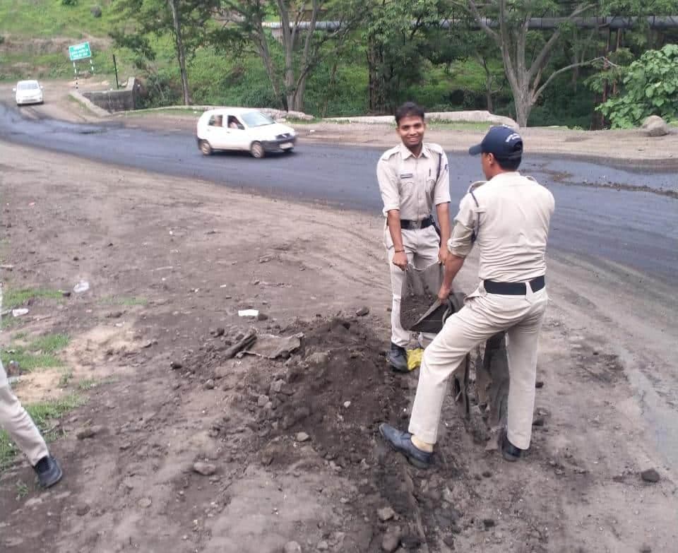 पुलिस जवानों ने सड़क पर उतर किया ऐसा काम, होने लगी प्रशंसा