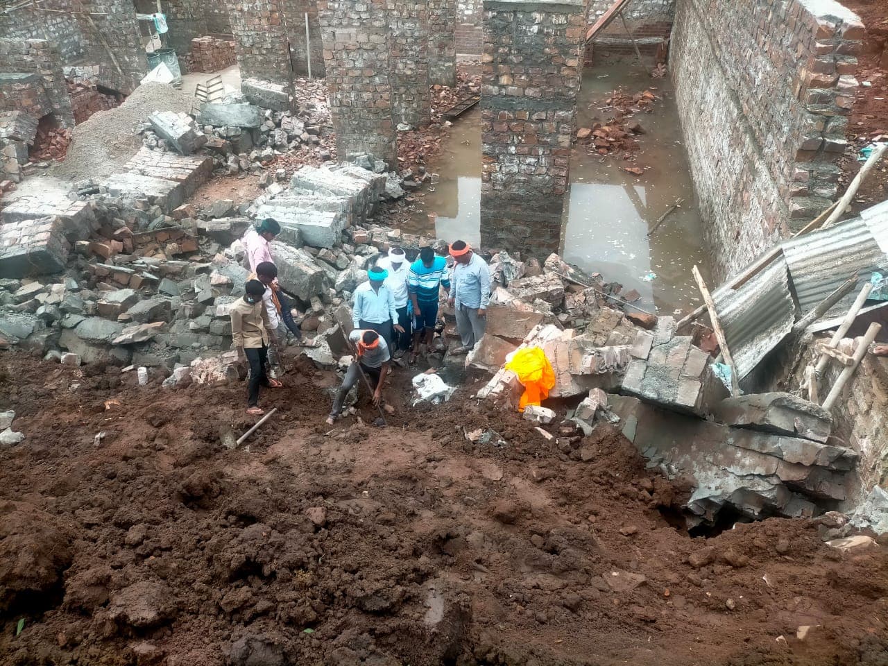 जैन मंदिर में निर्माणाधीन दीवार गिरने से 1 की मौत, 2 गंभीर रूप से घायल, लंबे समय से चल रहा है मंदिर परिसर में निर्माण कार्य