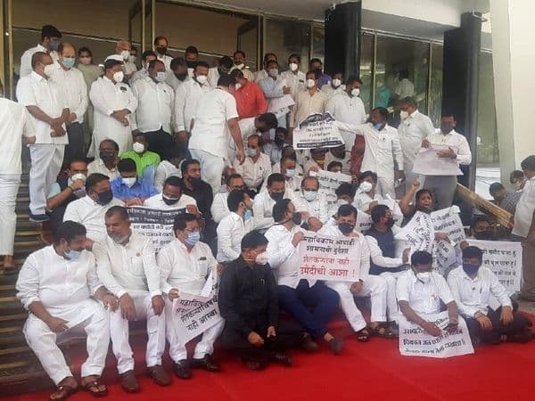 महाराष्ट्र विधानसभा में जमकर बवाल, 12 भाजपा विधायक 1 साल के लिए निलंबित