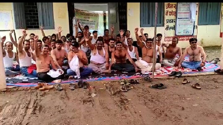 पंचायत एवं ग्रामीण विकास विभाग संयुक्त हड़ताल, कर्मचारियों ने अर्धनग्न होकर किया प्रदर्शन