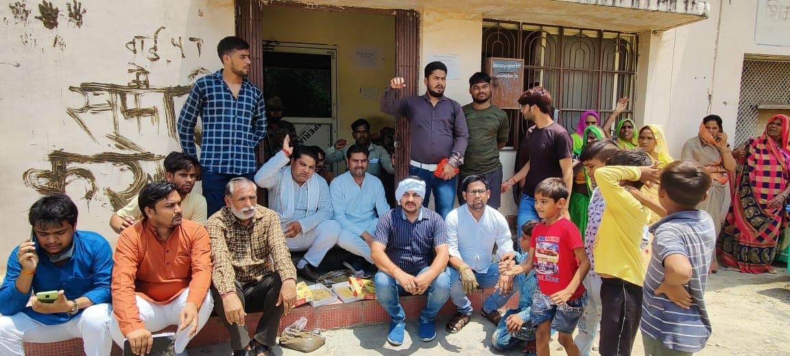 नगर निगम की लापरवाही पड़ रही जनता पर भारी, विरोध में उतरे लोगों ने निगम कमिश्नर को थमाया ‘कीचड़’