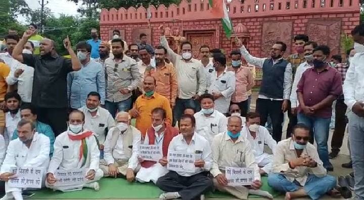 बिजली के बढ़े हुए दामों के खिलाफ छिंदवाड़ा में कांग्रेस का धरना प्रदर्शन, जमकर की नारेबाजी