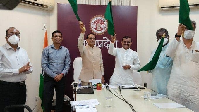सीएम शिवराज ने हरी झंडी दिखाकर किया MEMU रेल का शुभारंभ