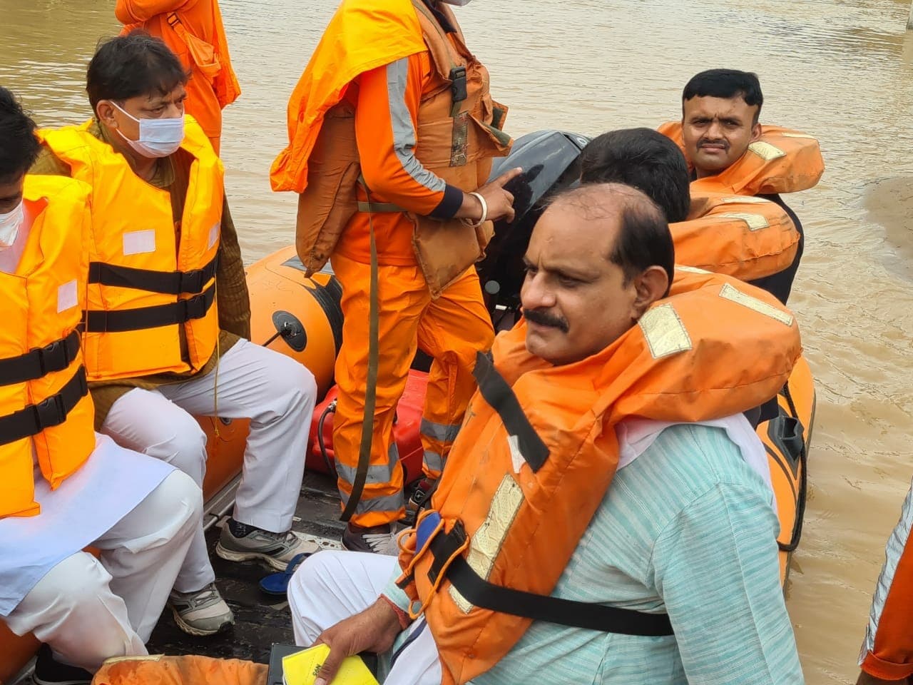 भारी बारिश से तबाही के बाद अब पीड़ितों की मदद में जुटी सरकार