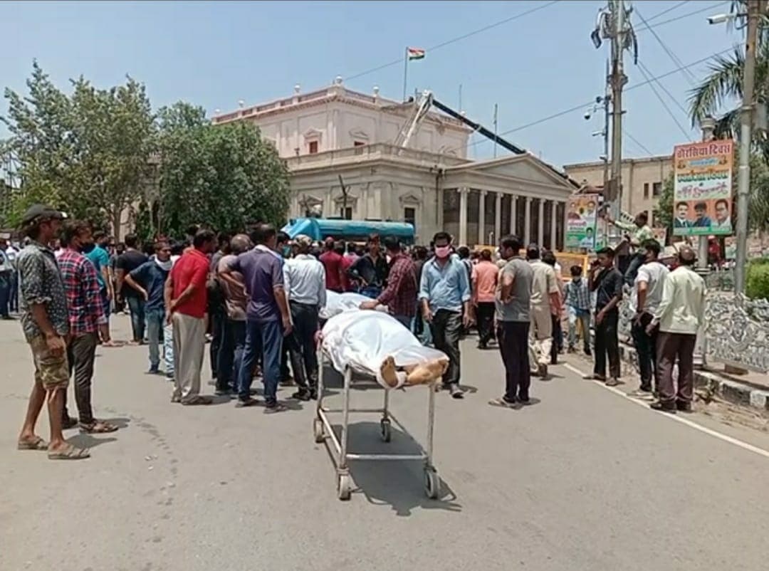 Gwalior News: शव को रखकर चक्काजाम, 4-4 लाख मुआवजे की घोषणा, होगी अनुकम्पा नियुक्ति