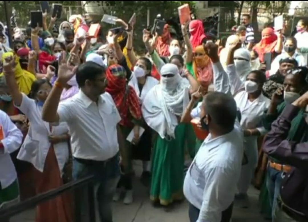 प्रदर्शन करने गई ANM बोली हम साधारण महिलाएं हैं नौ दुर्गा थोड़ी बन जायेंगे