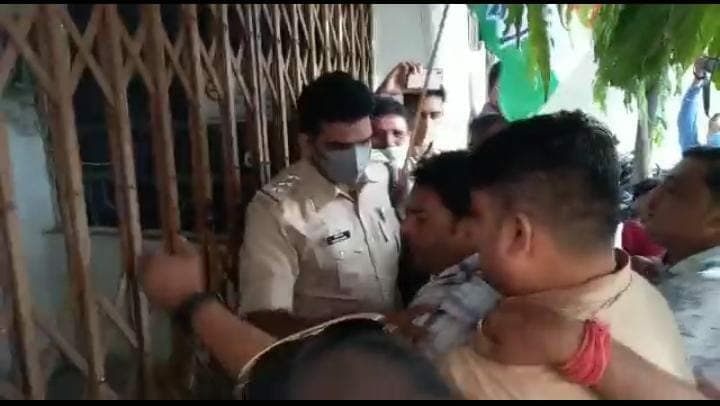 VIDEO: बिजली बिल की गड़बड़ी को लेकर कांग्रेस का विरोध प्रदर्शन, किया तोड़फोड़