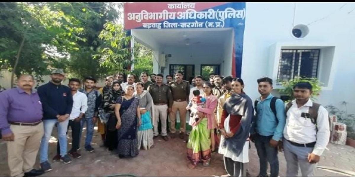 Khargone News: बडवाह थाना पहुंचे विद्यार्थी, SDOP व TI ने दी कार्यप्रणाली की जानकारी