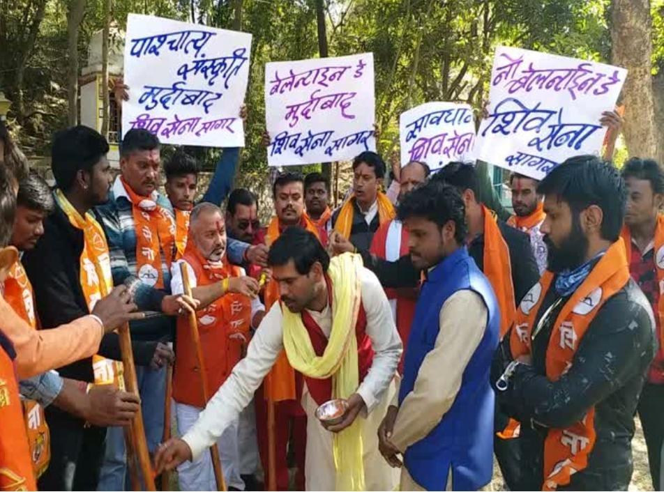 वेलेंटाइन डे पर दिखे अगर बिट्टू-शोना, तोड़ देंगे कोना-कोना, शिव सैनिकों की चेतावनी