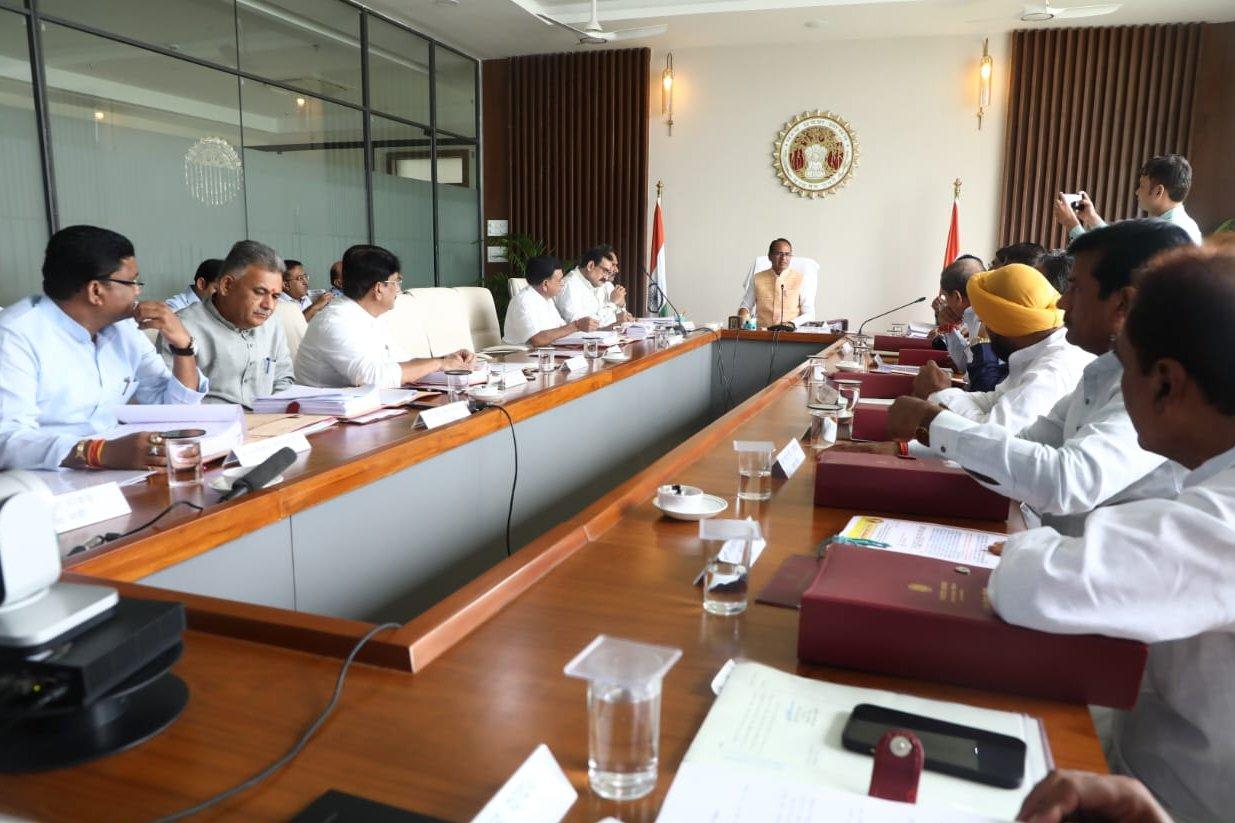 Shivraj Cabinet Decision : शिवराज कैबिनेट की बैठक संपन्न, दर्जनभर प्रस्तावों को मिली मंजूरी, 7वें वेतनमान की राशि स्वीकृत, CM किसान में किसानों को मिलेंगे 6000 रुपए, जानें अपडेट