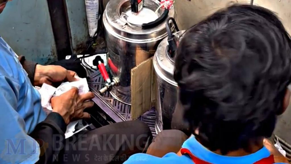 Viral Video : ट्रेन में चाय बनाने का ये तरीका देखकर फूटा लोगों का गुस्सा, वीडियो वायरल