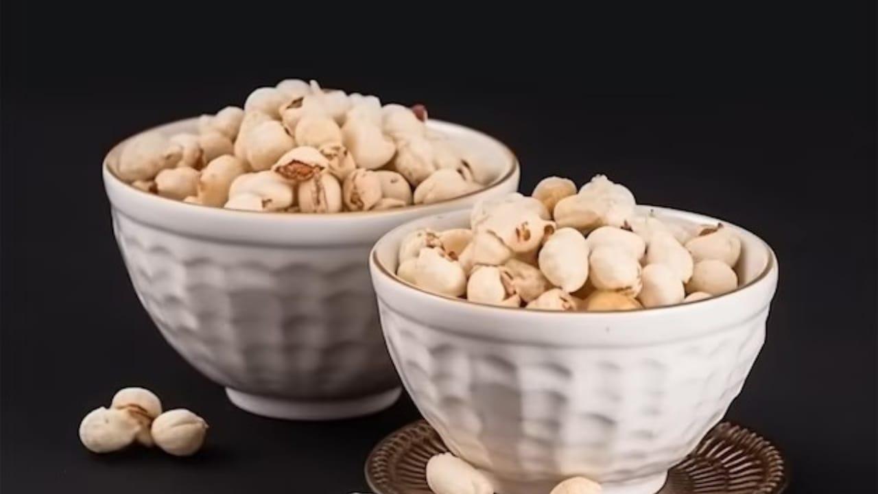 Makhana Benefits: रोजाना मुट्ठी भर खाएं मखाना, सेहत को मिलेंगे कई फायदे