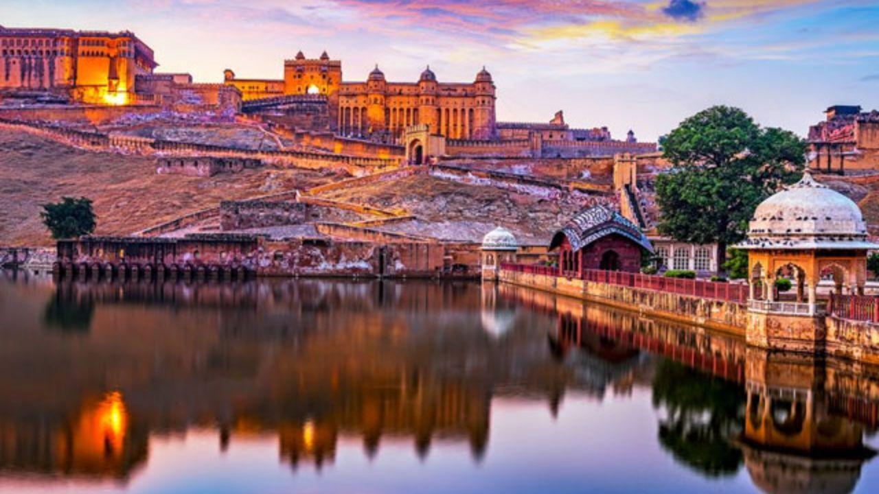 Rajasthan Travel: बारिश में खिल उठता है राजस्थान, जरूर घूमें ये ऐतिहासिक स्थल
