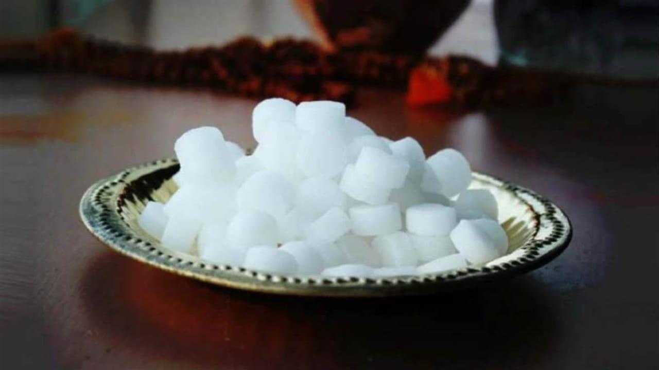 आज ही अपना लें कपूर का ये टोटका, दूर होंगे नकारात्मक विचार, काम में लगने लगेगा मन