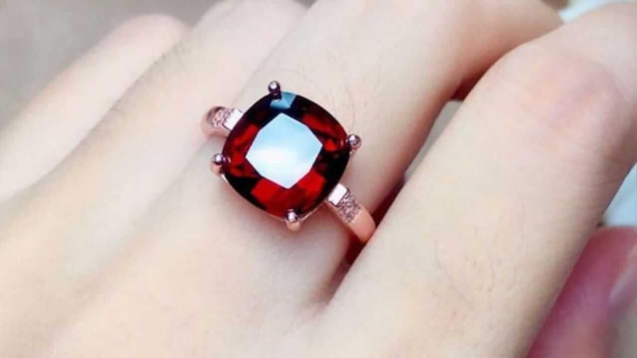 Gem Astrology: राहु के अशुभ प्रभाव दूर करेगा गोमेद, जानें धारण करने के नियम और लाभ