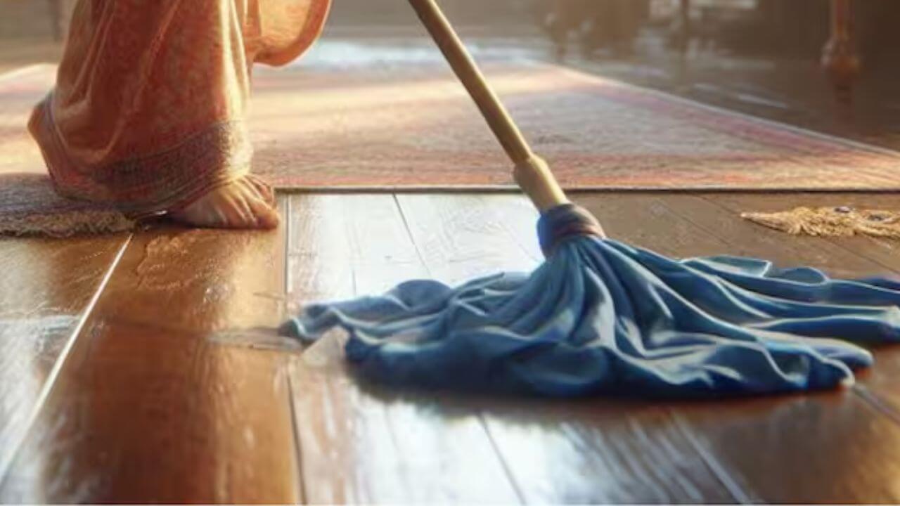 क्या आपके घर में भी पुराने कपड़ों से लगाया जाता है पोछा? जानें वास्तु शास्त्र की राय