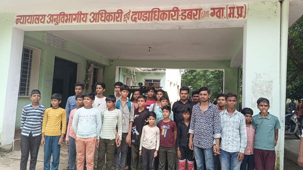 डबरा में शिक्षा विभाग में भारी लापरवाही, छात्रों ने एसडीएम से की शिकायत